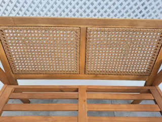 Banco de madera exterior con ratán