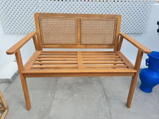 Banco de madera exterior con ratán