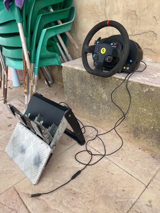 Volante da corsa Thrustmaster T300 Ferrari Integral Racing Wheel con pedali
