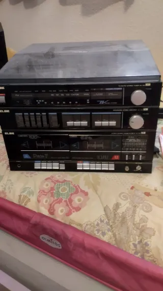 Tocadiscos, Radio y Cassettes. 2 altavoces.