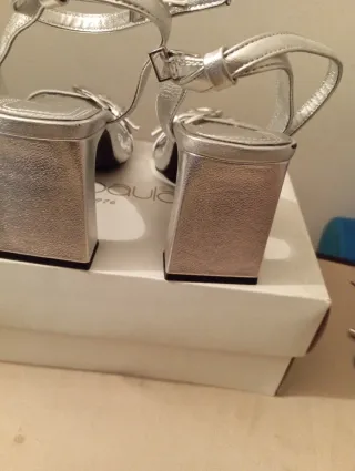 Sandalias plateadas. Sin usar