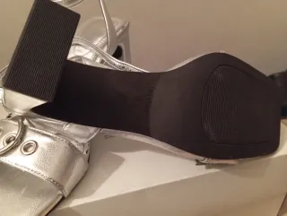 Sandalias plateadas. Sin usar