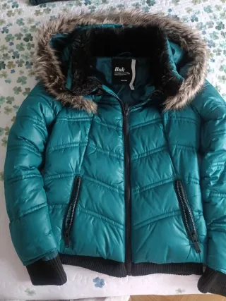 Cazadora Bsk verde con capucha y pelo