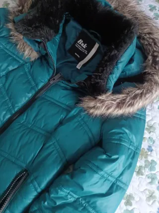 Cazadora Bsk verde con capucha y pelo