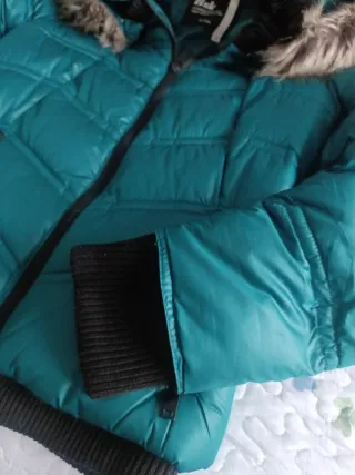 Cazadora Bsk verde con capucha y pelo