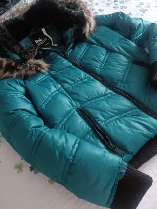 Cazadora Bsk verde con capucha y pelo