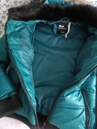 Cazadora Bsk verde con capucha y pelo