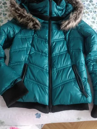 Cazadora Bsk verde con capucha y pelo