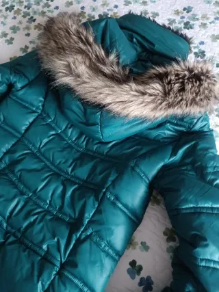 Cazadora Bsk verde con capucha y pelo