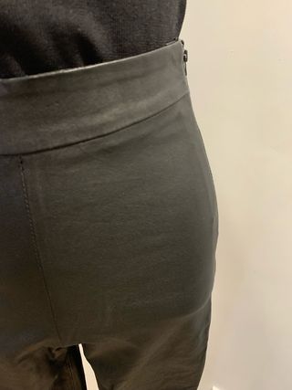 Pantalón pitillo piel negro