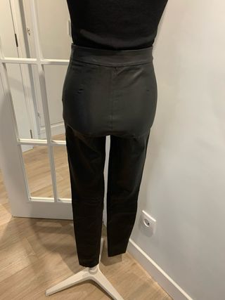 Pantalón pitillo piel negro