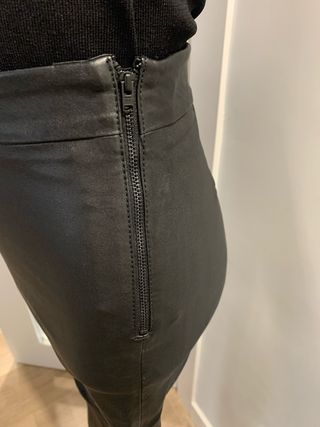 Pantalón pitillo piel negro