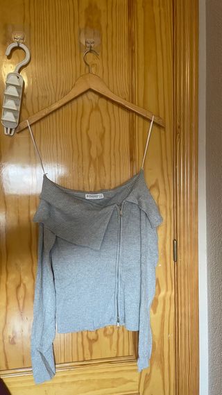 Jersey gris con cremallera y cuello