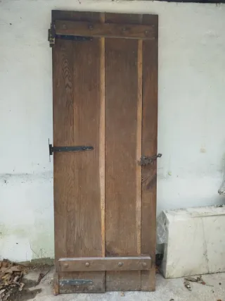 Puerta de madera rústica