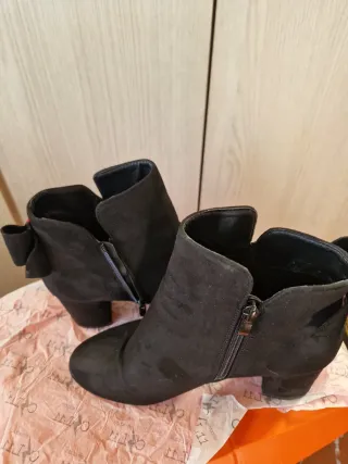 Botas de mujer negras con lazo