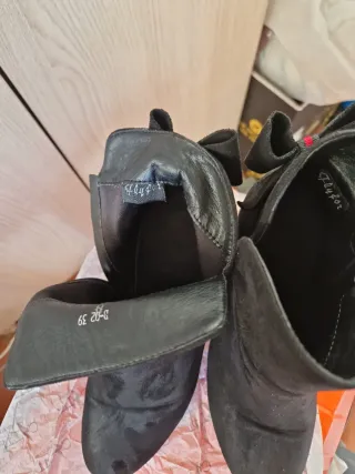 Botas de mujer negras con lazo