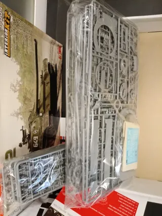 Maqueta T-54-2 Mod. 1949 y libro T-54 T-55 de AK