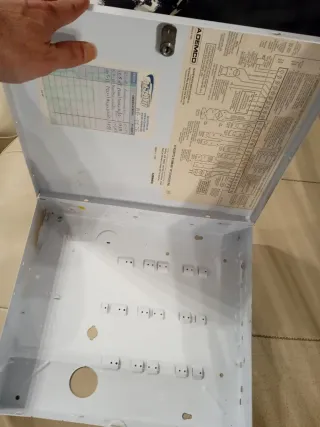 Armario metálico blanco con cerradura