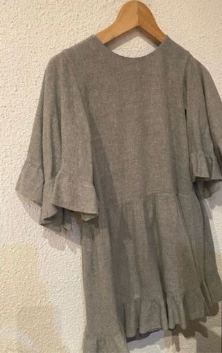 Vestido Zara gris con volantes
