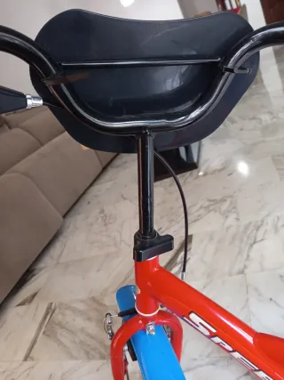 Bicicleta infantil roja