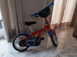 Bicicleta infantil roja