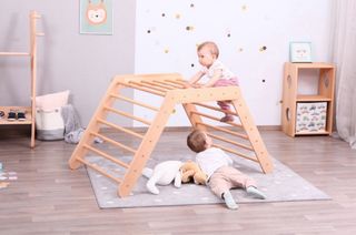 Triángulo Pikler madera con rampa de double lado