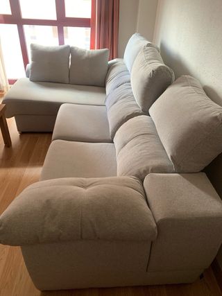 Sofá chaise longue gris.