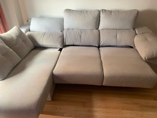 Sofá chaise longue gris.