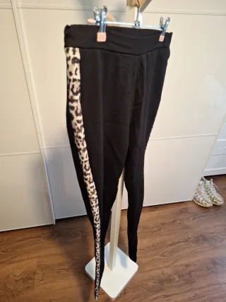 Mallas negras con detalle animal print