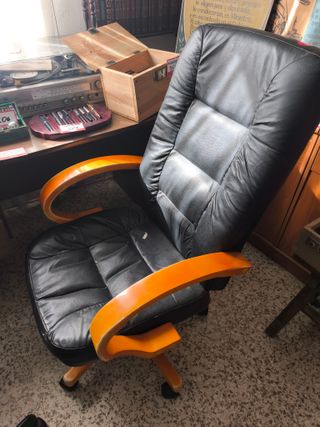 Silla de oficina piel negra y madera naranja