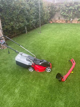 Cortacésped y bordeadora eléctrica roja