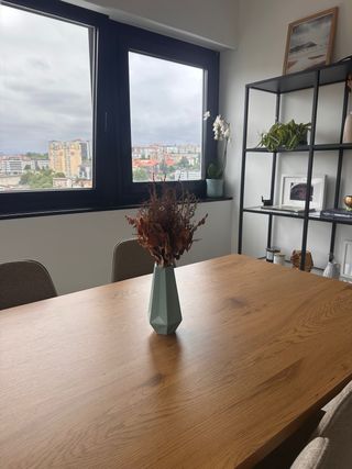 Mesa comedor de madera con 4 sillas.