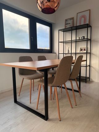 Mesa comedor de madera con 4 sillas.