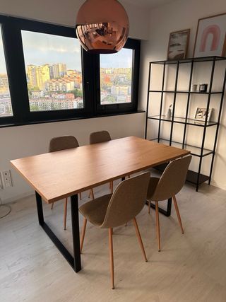 Mesa comedor de madera con 4 sillas.