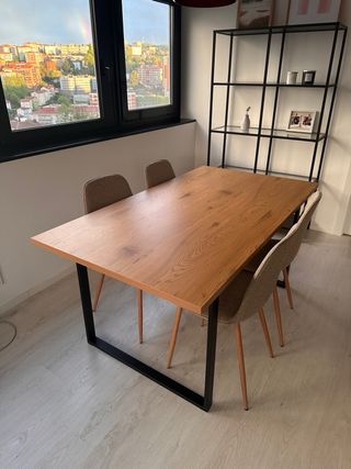 Mesa comedor de madera con 4 sillas.