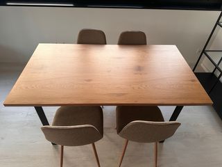 Mesa comedor de madera con 4 sillas.