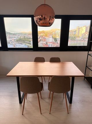 Mesa comedor de madera con 4 sillas.