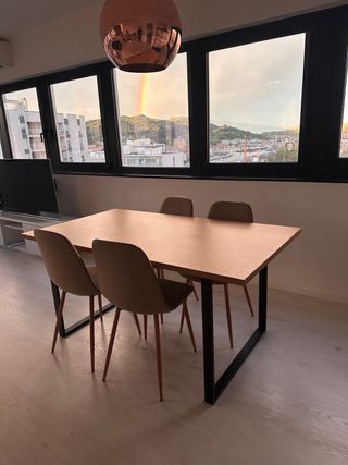 Mesa comedor de madera con 4 sillas.