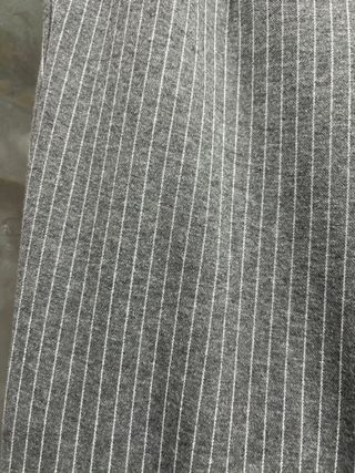 Pantalón gris con raya blanca