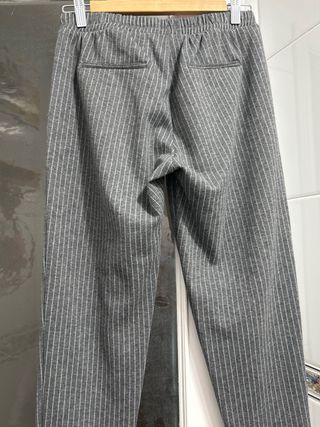 Pantalón gris con raya blanca