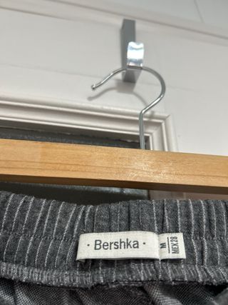 Pantalón gris con raya blanca