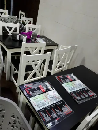 Mesas y sillas comedor blancas y negras