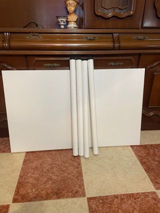 Mesa de estudio blanca y rosa