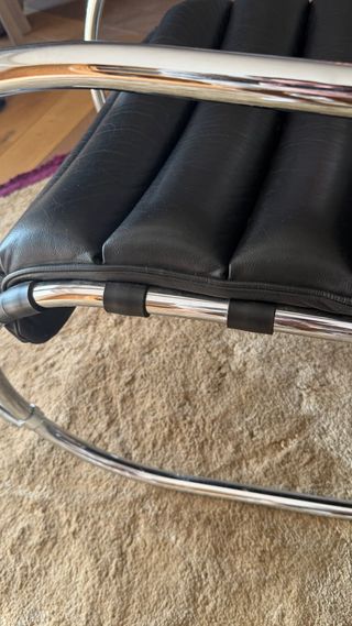 Poltrona MR Mies van der Rohe in pelle nera e acciaio