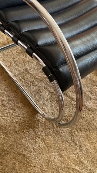 Poltrona MR Mies van der Rohe in pelle nera e acciaio