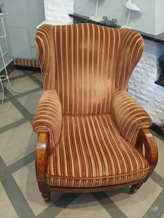 Butaca de salón de madera y tela