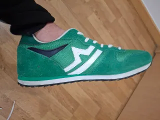 Zapatillas deportivas azules y verdes
