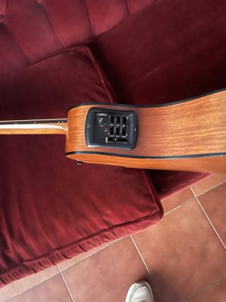 Guitarra Acústica Yamaha Amplificable. Vendo