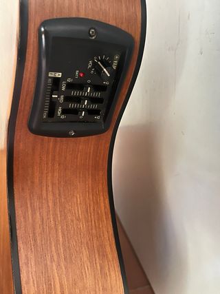 Guitarra Acústica Yamaha Amplificable. Vendo