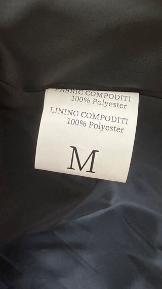 Cortavientos negro con capucha